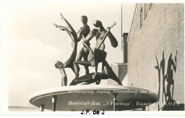 Emmeloord - Ingang Beursgebouw en beeldengroep van Jan Brons3