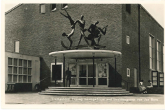Emmeloord - Ingang Beursgebouw en beeldengroep van Jan Brons